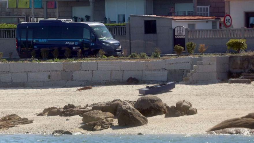 Imagen del bus circular de A Illa durante su ruta.