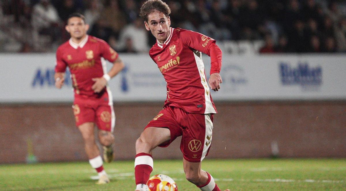 Noel López, conduce la pelota durante el partido de ayer entre Talavera y Tenerife.