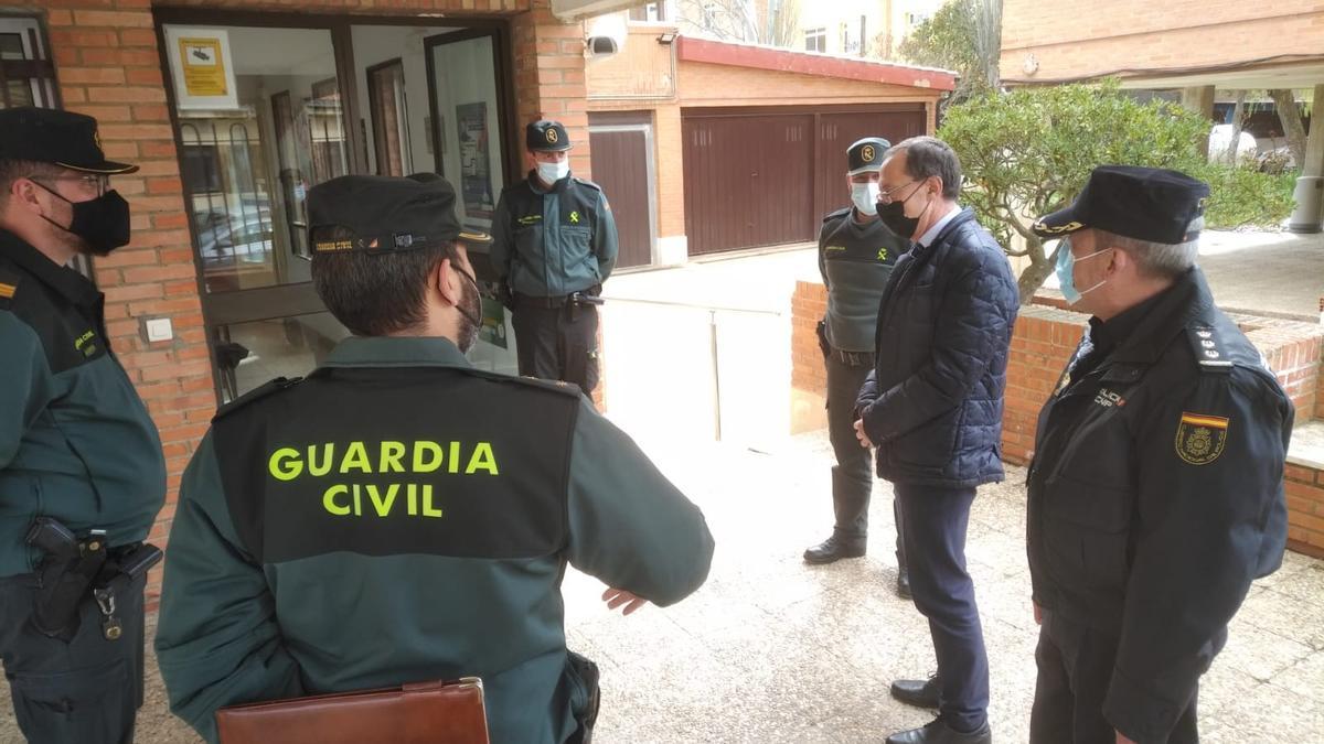 El subdelegado del Gobierno en Zamora, Ángel Blanco, junto a la Guardia Civil de Villalpando.