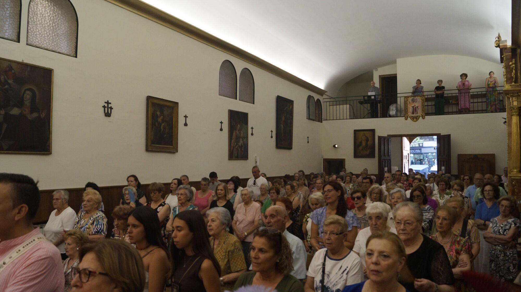 La Virgen del Carmen del Camino congrega a cientos de fieles en su ermita.