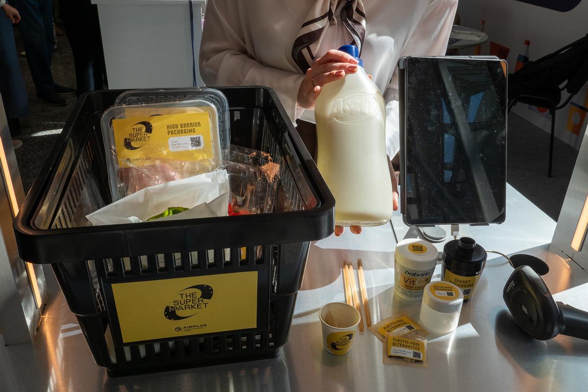Cesta de la compra con envases sostenibles.