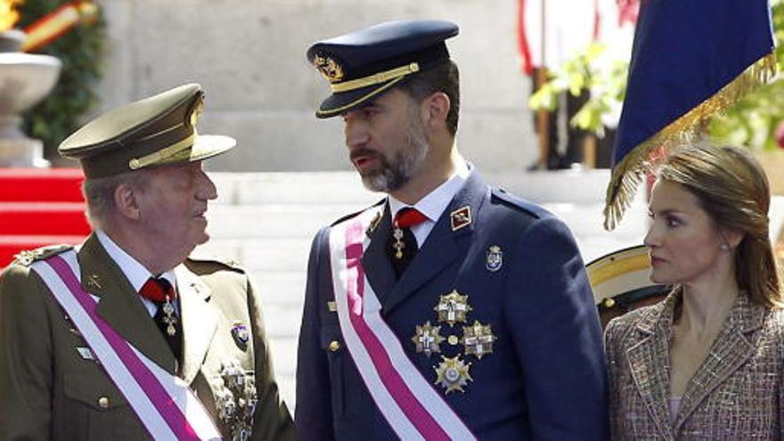 El rey Juan Carlos conversa con los Príncipes de Asturias