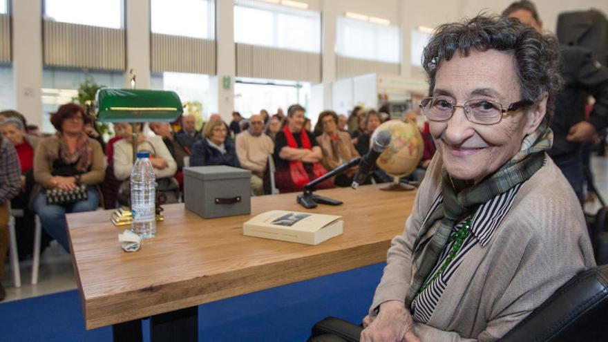 La poeta Paca Aguirre, ayer, en la Feria del Libro de Alicante.