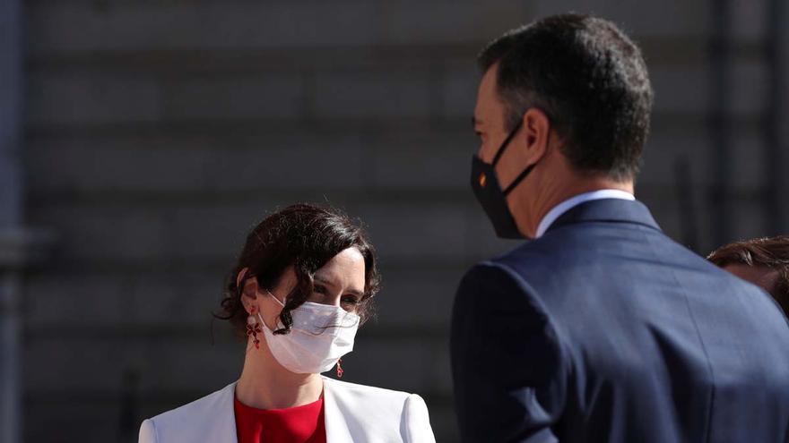 Sánchez y Ayuso protagonizan un frío saludo en el acto de la Fiesta Nacional