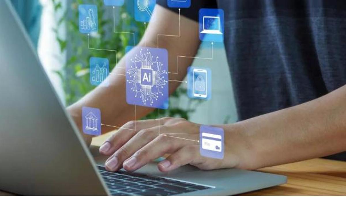 Usuari utilizant un model d'IA des de l'ordinador