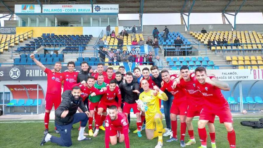 La plantilla del Alcoyano celebra su triunfo en Palamós.