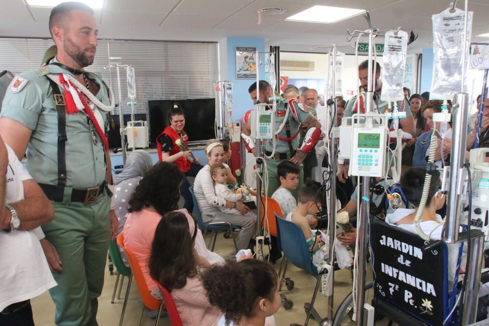 Visita de la Legión a los niños ingresados en el Hospital Materno.