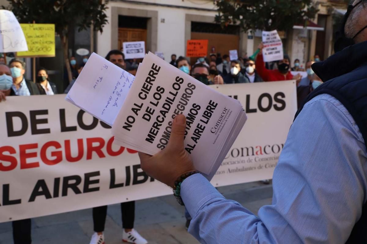 El comercio ambulante protesta ante el Ayuntamiento por el cierre de los mercadillos