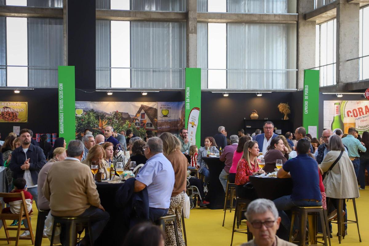 Visitantes en el área dedicada a la gastronomía en la feria multisectorial.