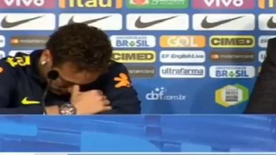 Neymar rompe a llorar al lado de su seleccionador