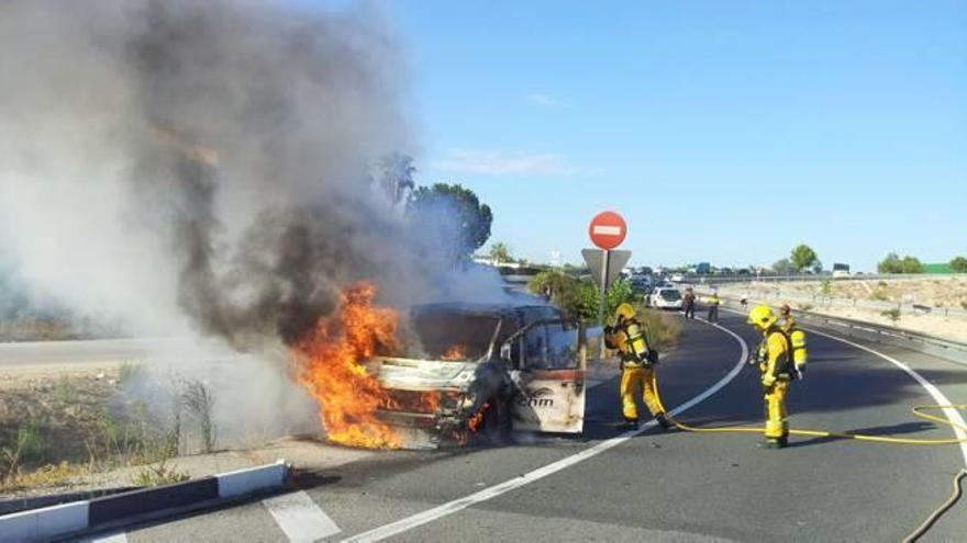 Arde un vehículo en una salida de la autovía A-70