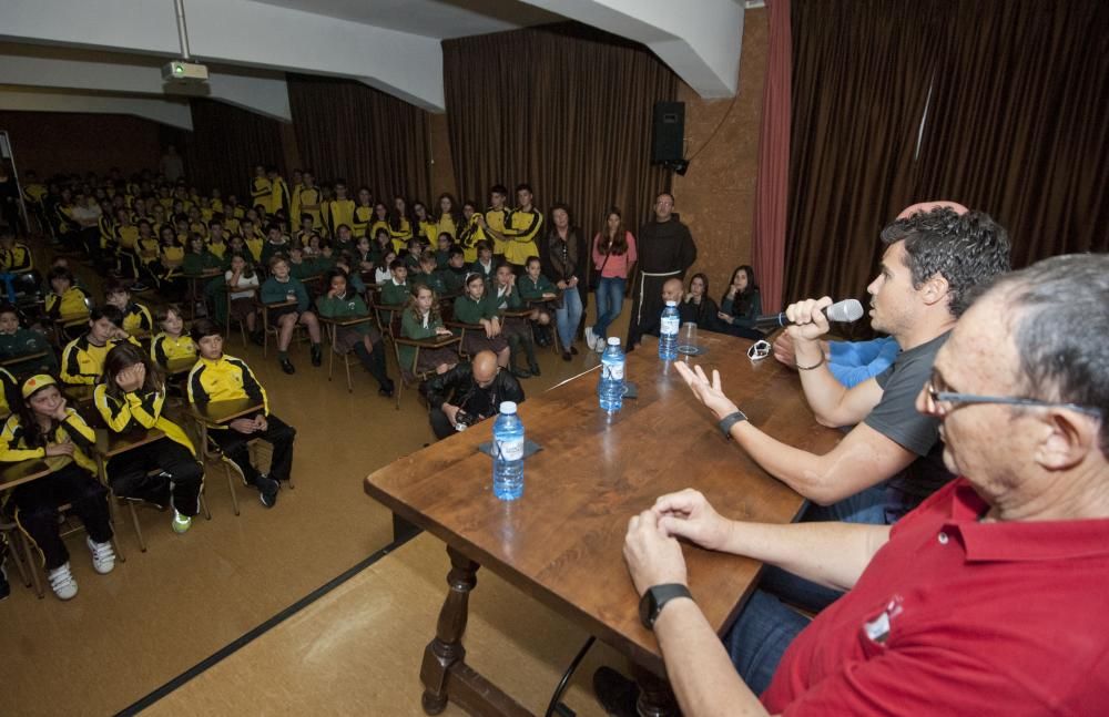 Gómez Noya visita un colegio de A Coruña