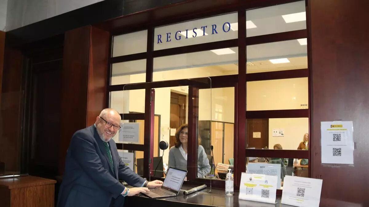 Manuel Torralbo registra su candidatura para rector de la UCO