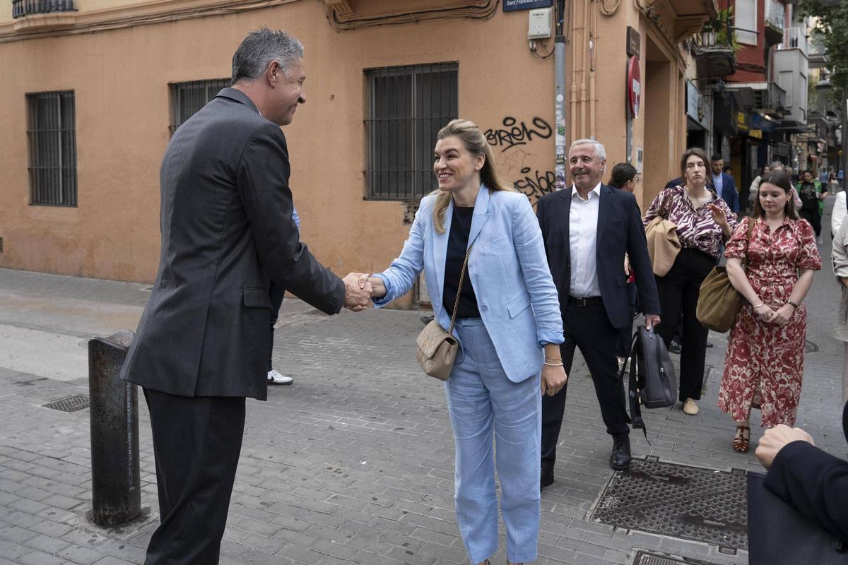 El alcalde de Badalona, Xavier Garcia Albiol, saluda a la eurodiputada Irene Tinagli, que encabeza la comitiva de diez eurodiputados que han viajado a Barcelona para tratar la crisis de la vivienda