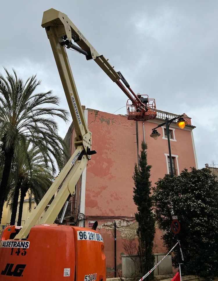 Se desploma parte de una cornisa de una vivienda en el casco histórico de Ontinyent