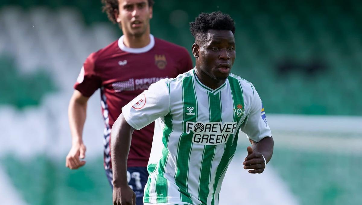 Mawuli Mensah, en un partido con el Betis Deportivo frente al Pontevedra.