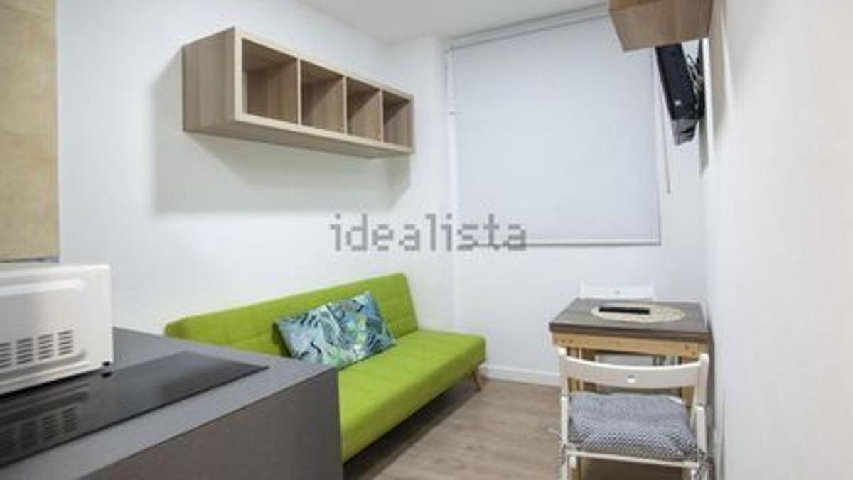 Minúsculo 'loft' de 16 m2 en alquiler en el Raval por 525 euros, anunciado en Idealista.