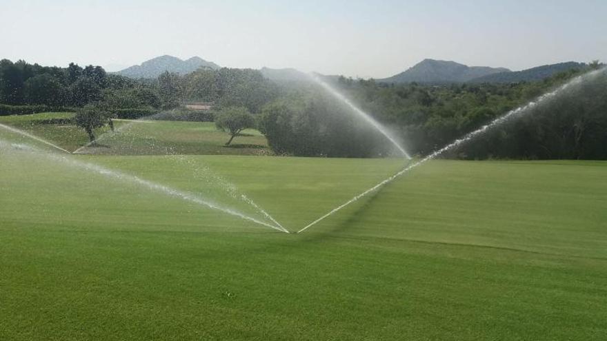 Dispositivo de riego en un campo de golf.