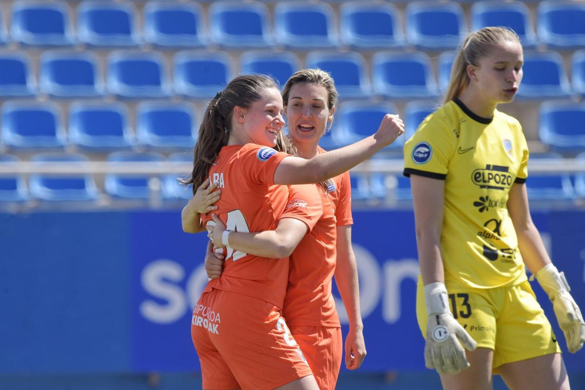 La guardameta del Alhama ElPozo, Sol, desolada tras encajar un gol