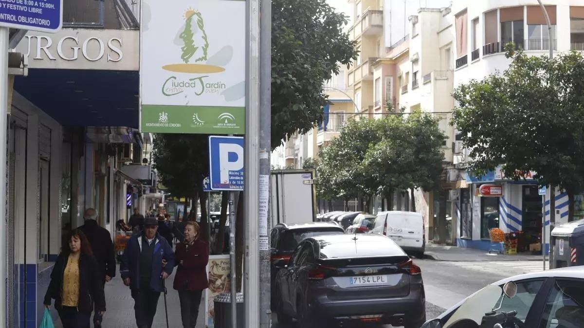 Varias personas caminan por una calle central del barrio de Ciudad Jardín.