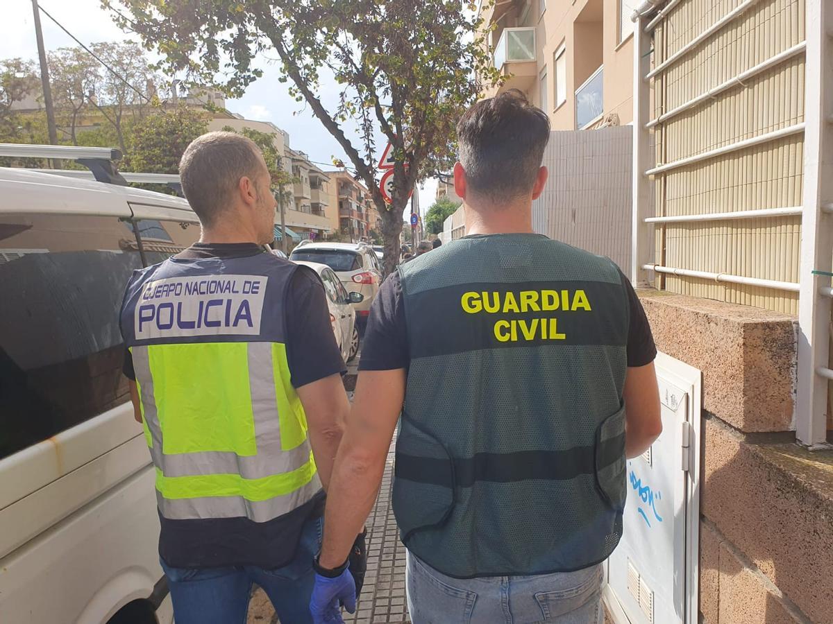 Un policía y un guardia civil, esta mañana durante la última fase de la operación antidroga.
