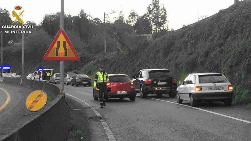 Control de la Guardia Civil de Tráfico de O Porriño. // Faro