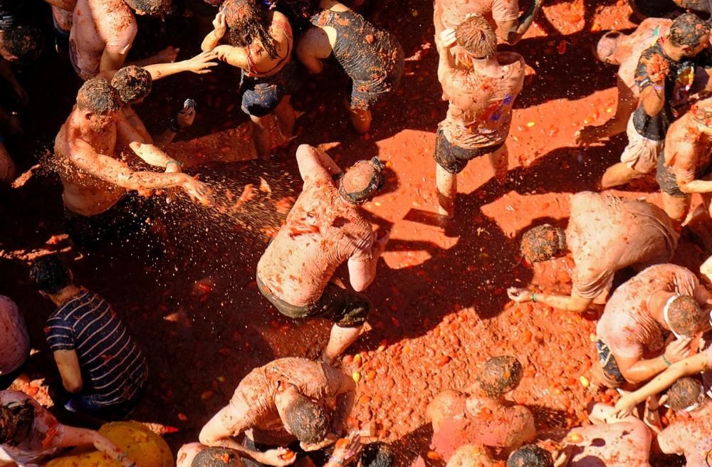 Unes 20.000 persones participen a la Tomatina de Bunyol