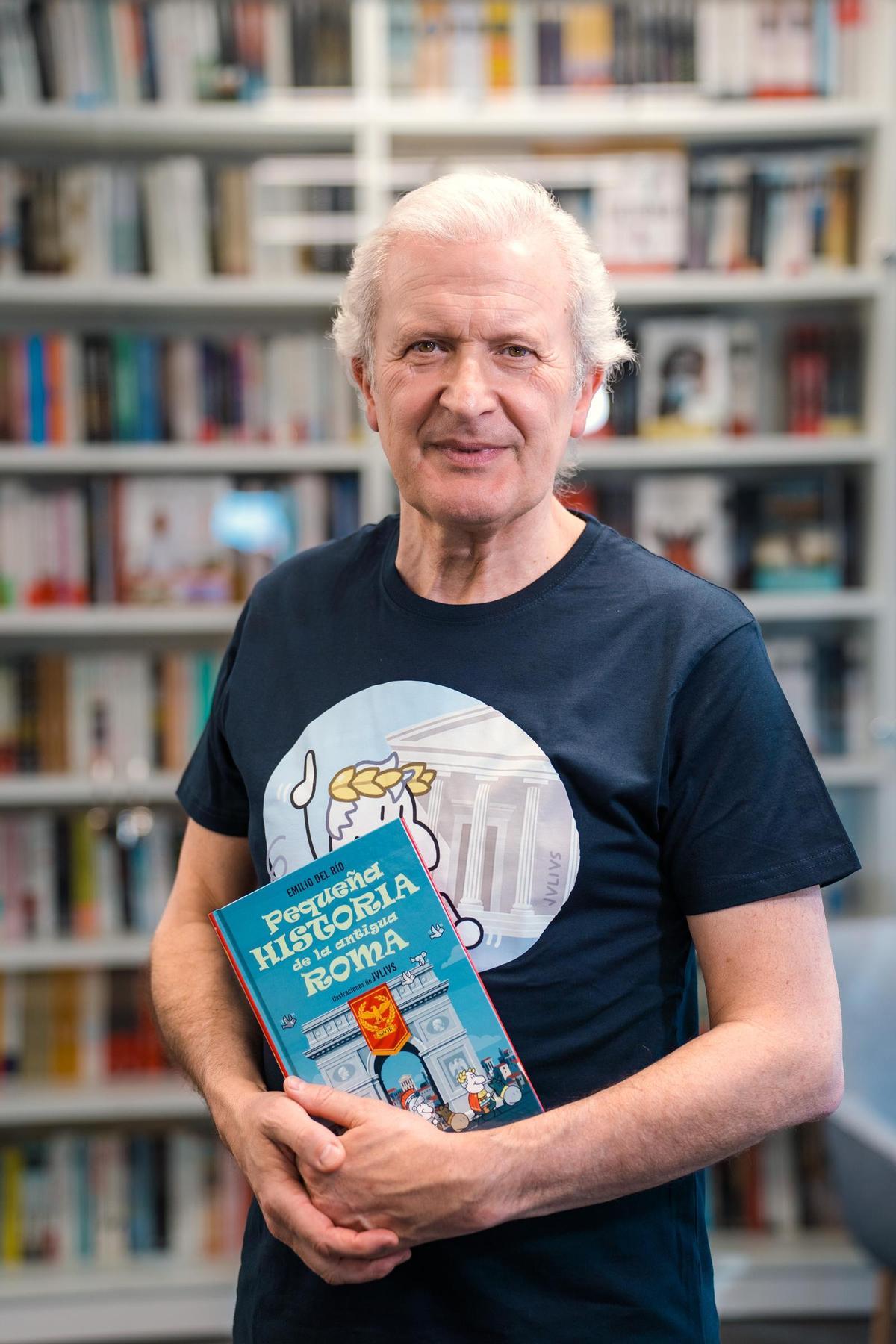 Del Río posa junto a su último libro.