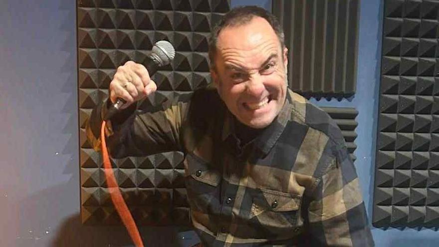 Alejandro Campillo en el local de ensayo de Fenómenos Extraños.