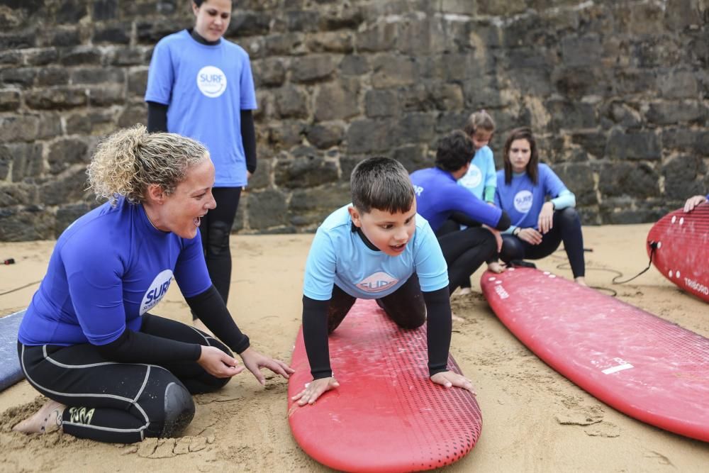 Surf solidario en la playa de San Lorenzo, Gijón