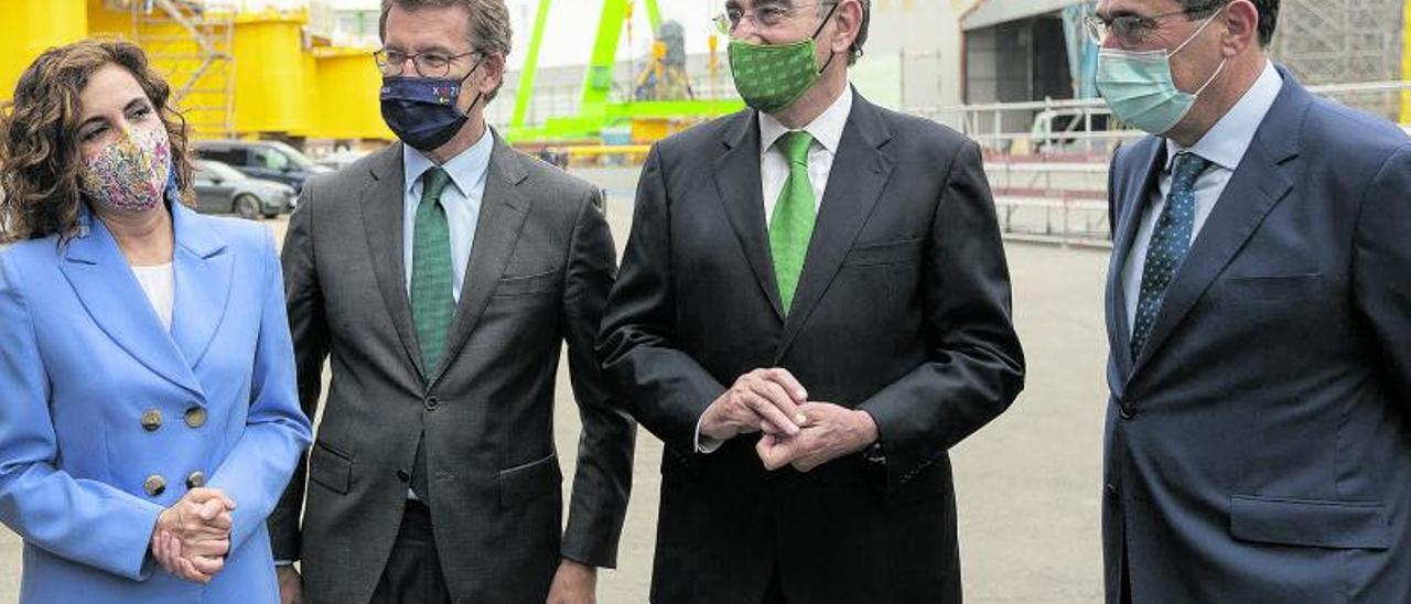 La ministra María Jesús Montero, Alberto Núñez Feijóo, Ignacio Galán y Orlando Alonso, ayer, en las instalaciones de Navantia y Windar en Fene (La Coruña).