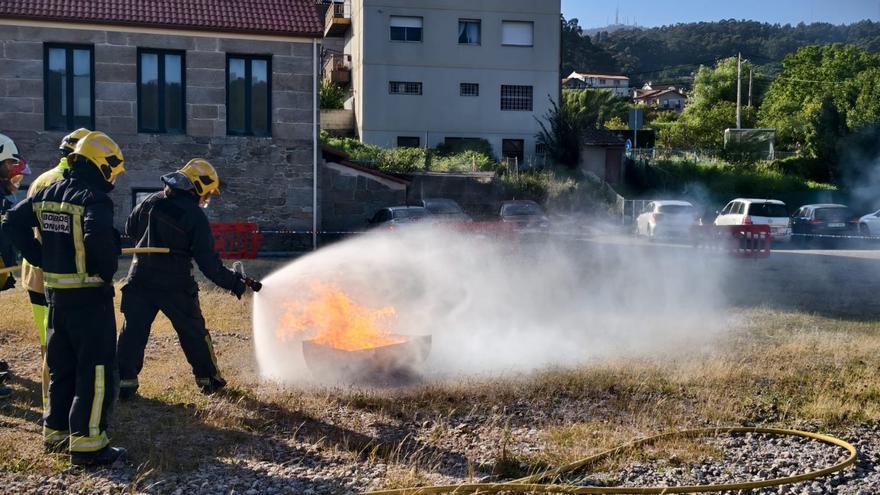 Voluntarios contra el fuego en Domaio