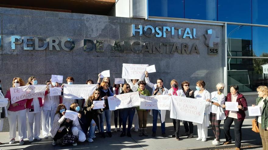 Enfermería critica «colapso» en el hospital San Pedro de Cáceres y el SES lo niega