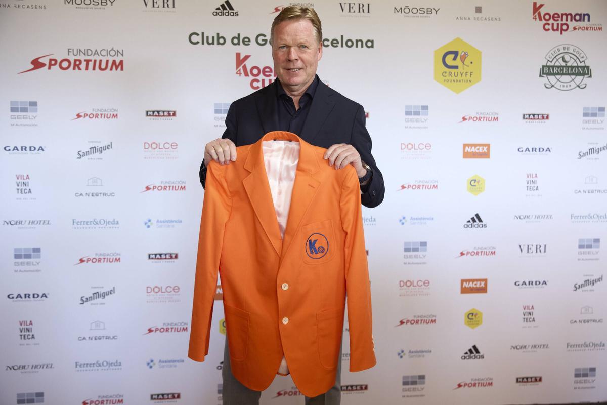 Ronald Koeman, con la chaqueta naranja para el futuro ganador del torneo benéfico Koeman Cup, que se disputará el primo mes de mayo.