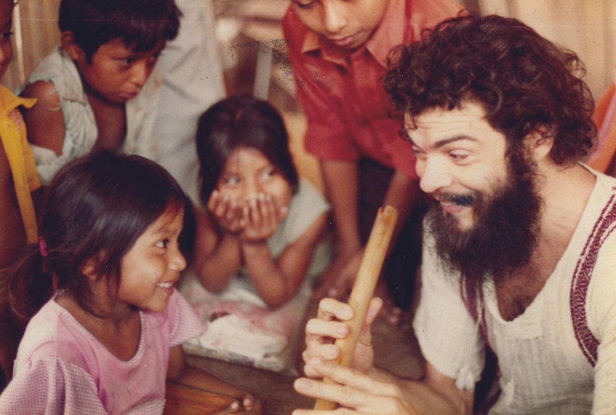 Carlos Blanco Fadol, enseñando música a niños de la chinanteca mexicana, (1982)