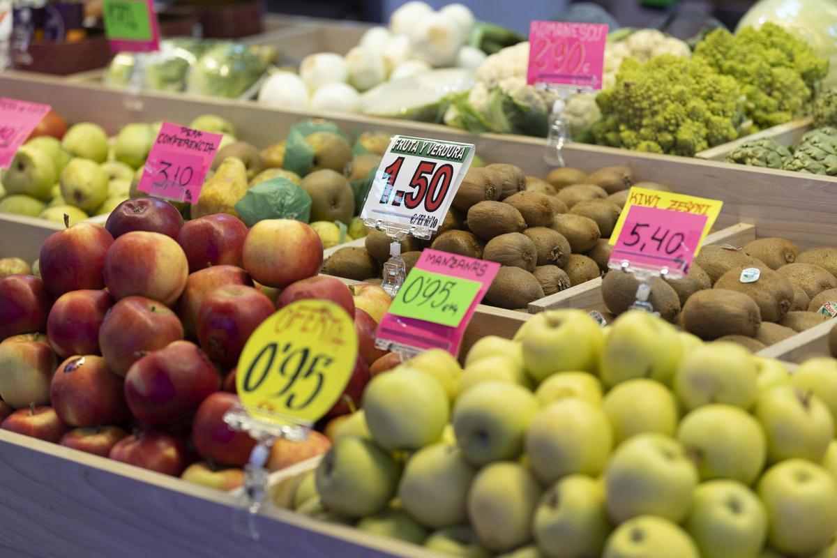 Manzanas y otras frutas en una frutería en un puesto de un mercado, Manzanas y otras frutas en una frutería en un puesto de un mercado,