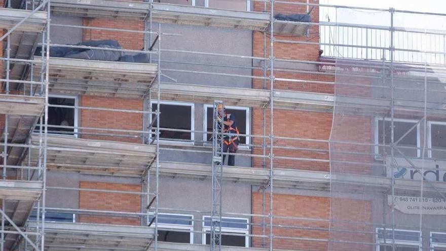 Un obrero de la construcción en una obra de la capital.