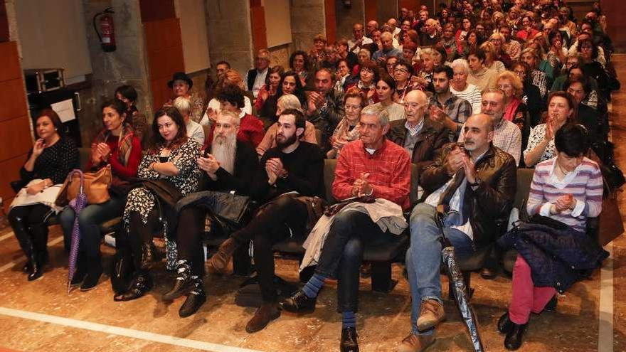 Público que llenó ayer el Auditorio Municipal do Areal donde se celebró el Club FARO. // Ricardo Grobas