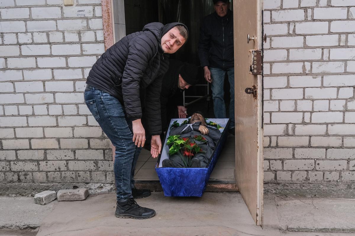 Familiares llevan un ataúd con el cuerpo de su familiar, que murió en un ataque ruso, en una morgue en la ciudad de Mykolaiv, en el sur de Ucrania, Ucrania.