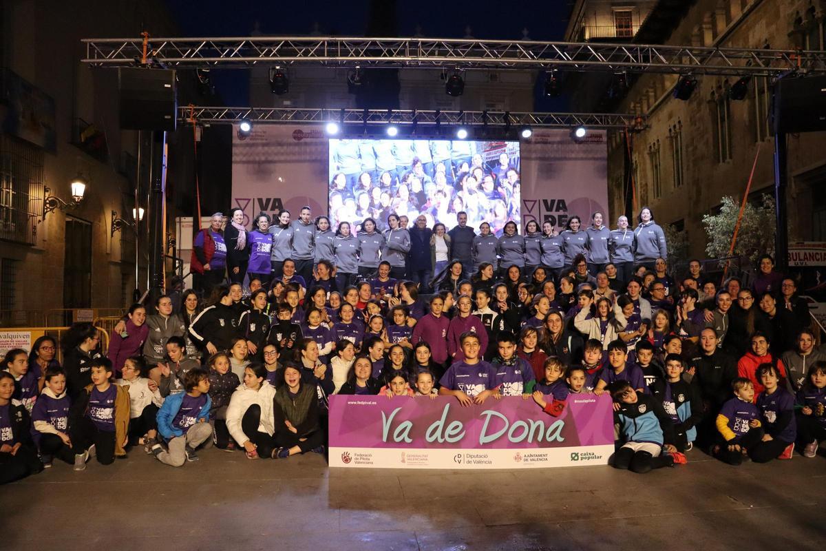 La gran foto de família va completar la VIII del Va de Dona a la Plaça Manises de València.
