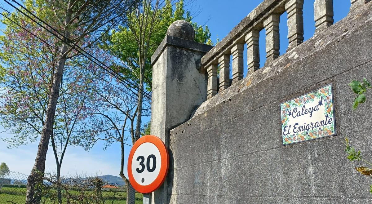 Placa que señaliza la "Caleya El Emigrante", en uno de los muros exteriores de Quinta Rosita, en Ables.