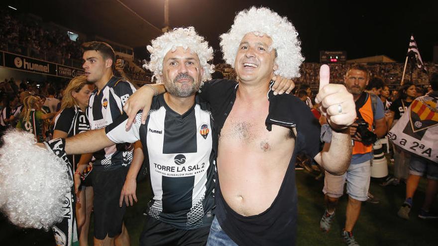 El técnico del Castellón, con peluca, celebra el ascenso de su equipo.