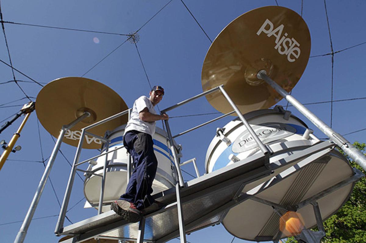 Un operari prepara una bateria gegant, de 6,5 metres d’altura i 8 d’ample, al parc Prater Luna de Viena, on quatre músics oferiran un concert en la celebració de l’1 de maig.