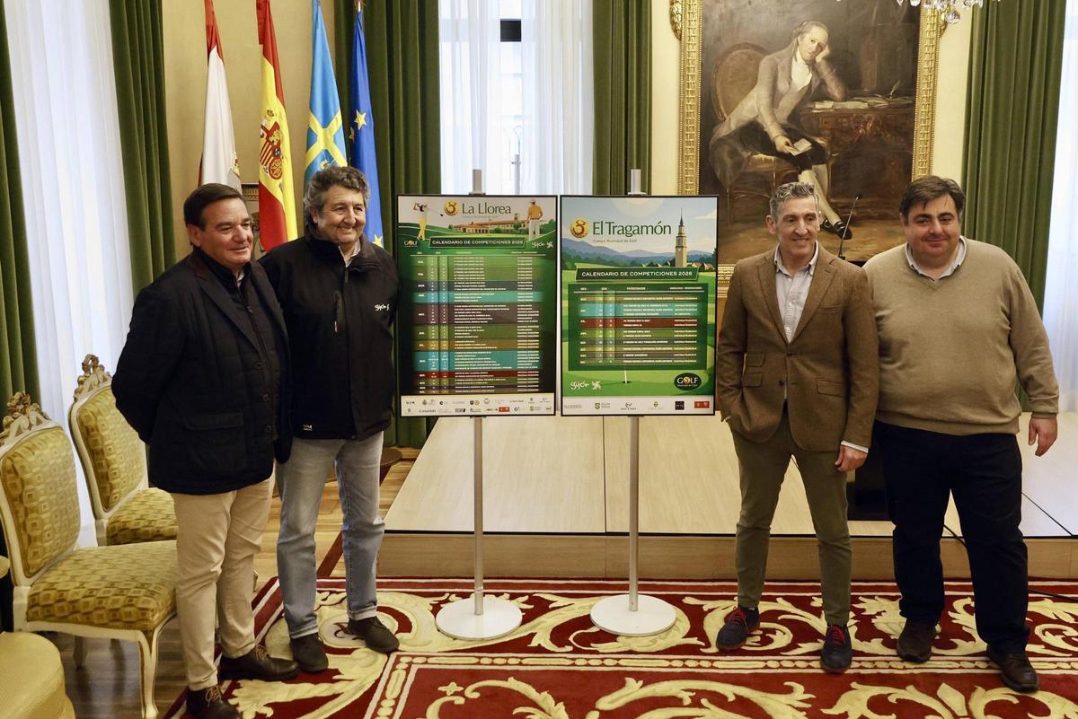 Por la izquierda, Borja del Campo, Arturo Zarauza, Jorge Pañeda y Pelayo Barcia, esta mañana, en el Ayuntamiento de Gijón.