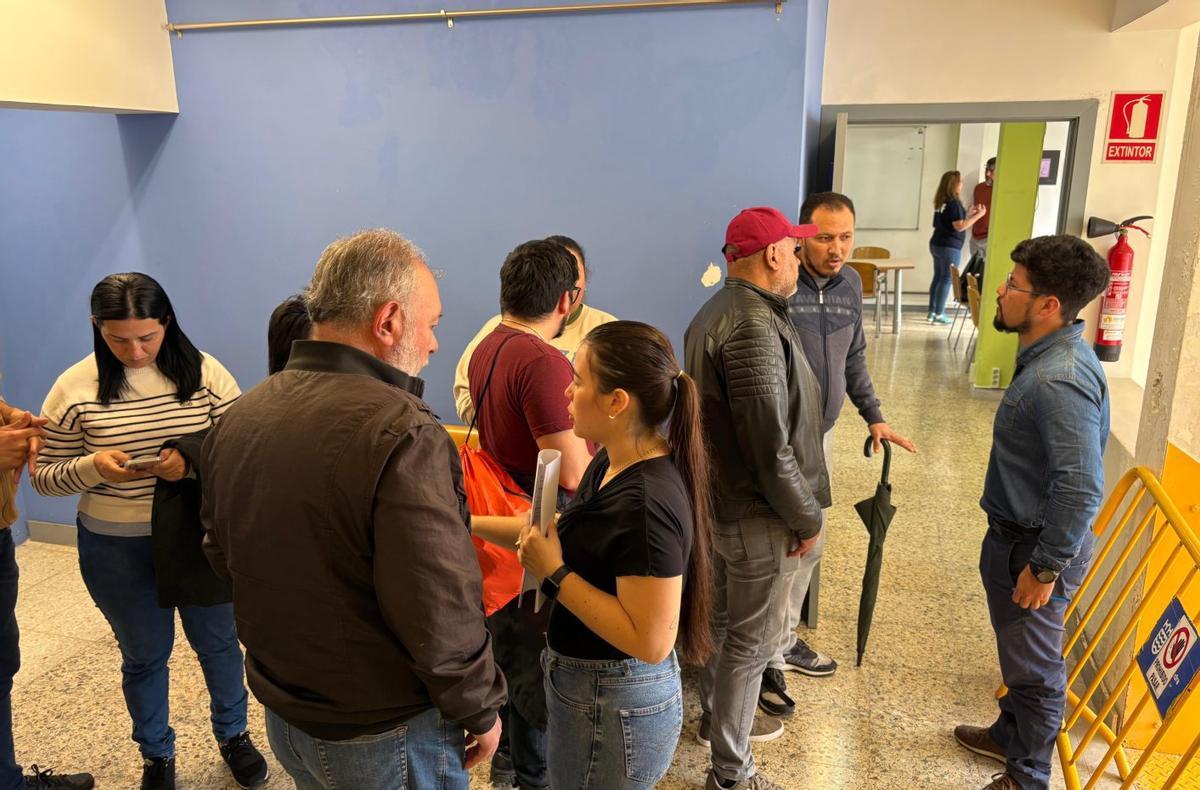 Decenas de inmigrantes de Venezuela y otros países hacen cola para tramitar su regulación en Pontevedra. | HUGO DE DIOS