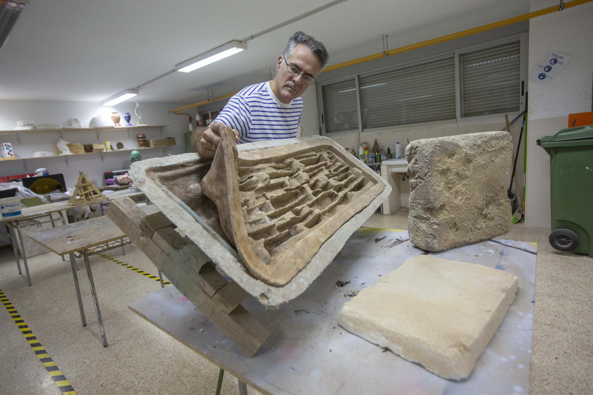 José Gómez Fonseca con moldes de algunos de los decorados que hizo para películas