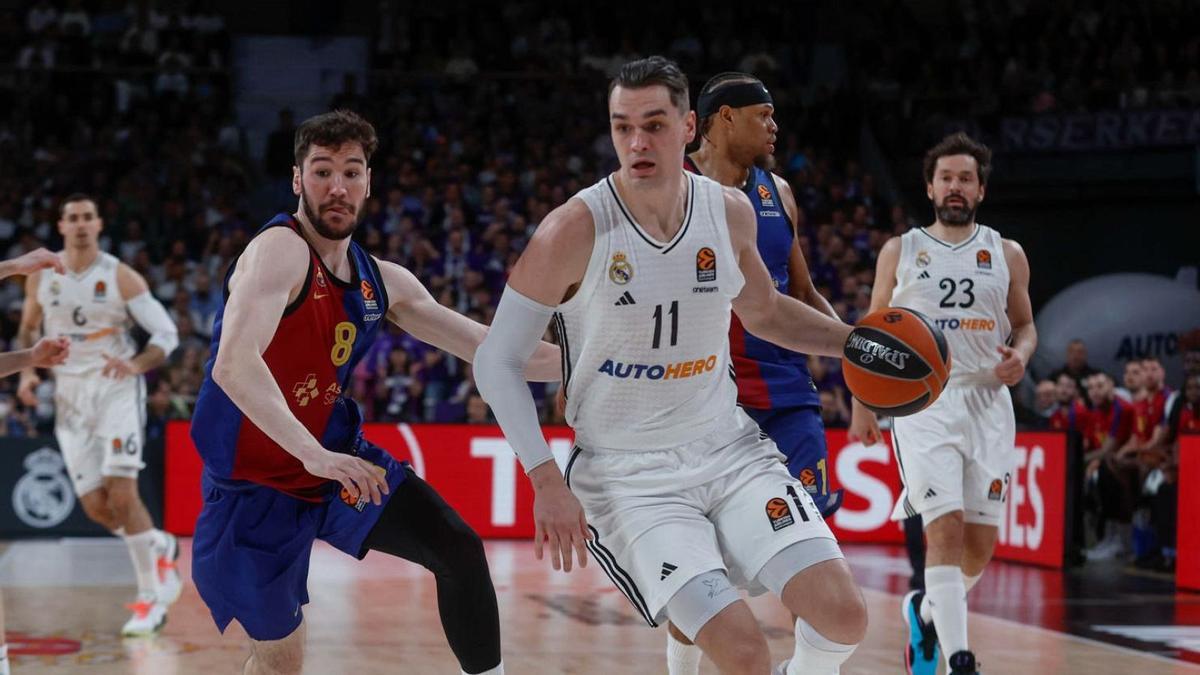Hezonja y Brizuela durante un Real Madrid - Barcelona de basket.