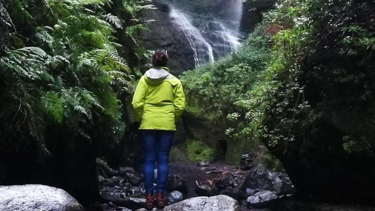 Una turista contempla una cascada en la isla de La Palma.