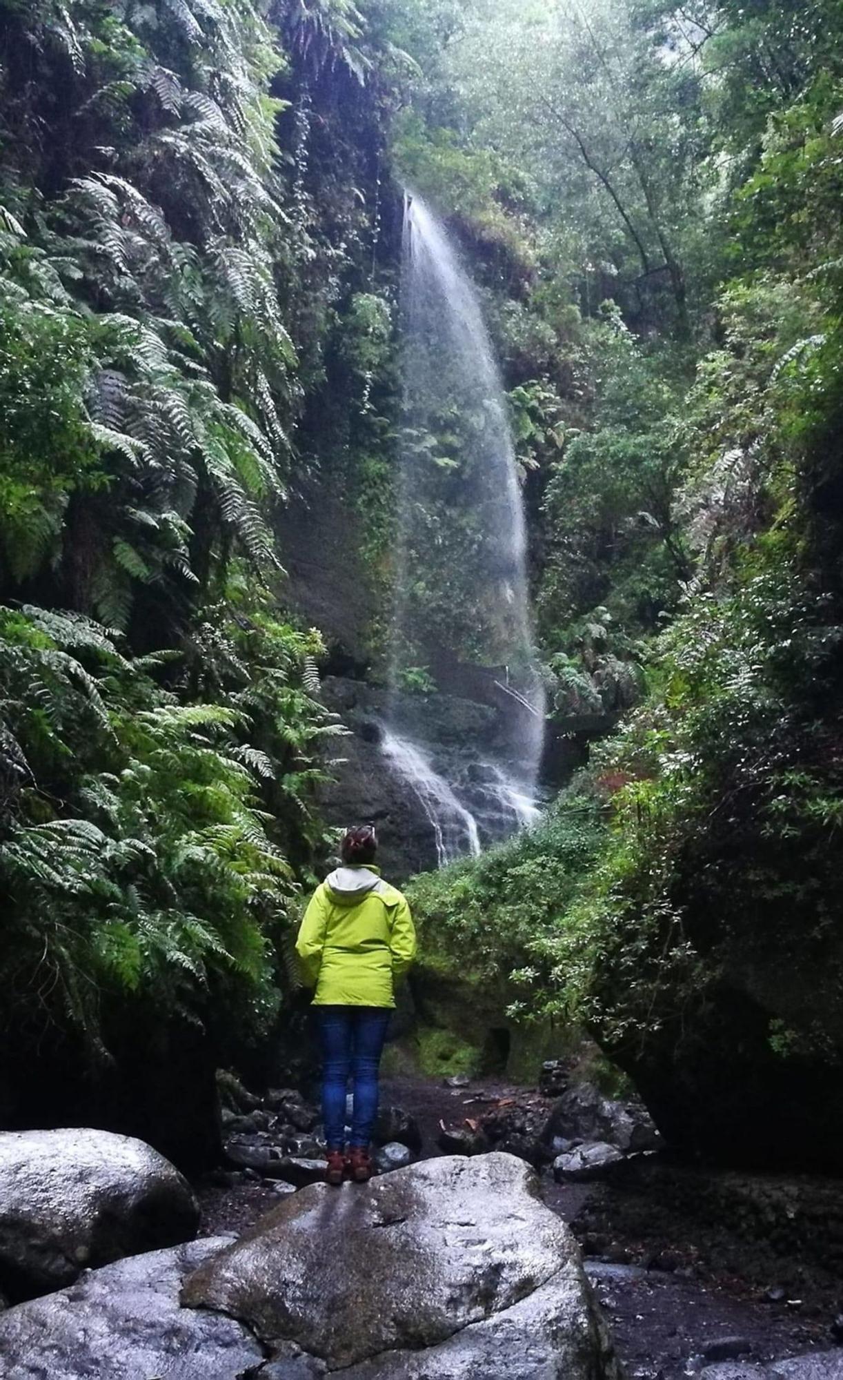 Una turista contempla una cascada en la isla de La Palma.