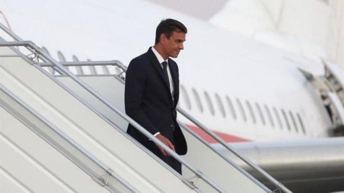 Pedro Sánchez baja las escalerillas de un avión en una imagen de archivo.